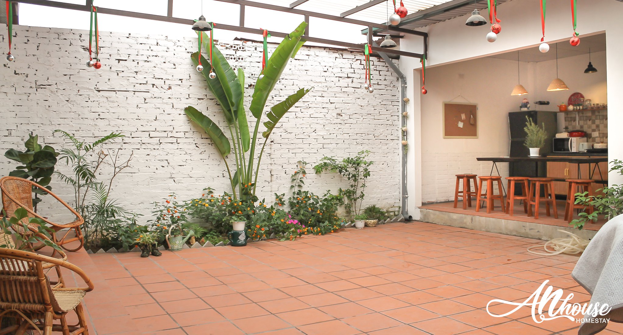 Cây lá trong khoảng sân An house homestay